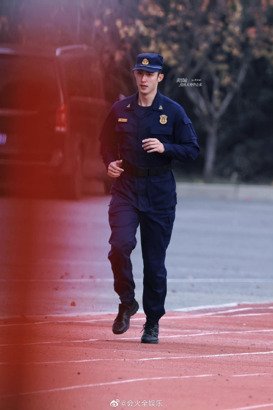 　　坚持因地制宜、科学抗旱，河库灌区及时开闸放水，增加流量，采取疏通渠道、维修涵闸等措施，做到远送多浇、有水可浇；引黄灌区根据抗旱需水情况，及时开闸放水，争取多引黄河水；平原灌区发挥机电井作用，采取有效措施保障机井通电，并组织投入各类排灌机械179.4万台，努力增加抗旱播种面积。丘陵岗区利用坑、塘、堰、坝等小型水利工程组织抗旱播种。夏播以来，全省累计抗旱浇水7977.3万亩次，播种进度与常年相当。