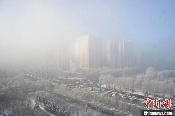 　　深化房地联动机制，根据住房市场供求情况动态调整宅地供应的规模和节奏，对住房供应较大、去化速度较慢的区域，优化供地模式，促进供需平衡。