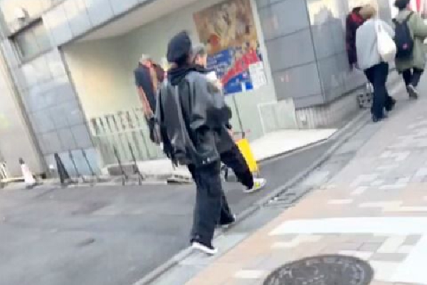 　　答：正如菲海警这位发言人所言，菲方在黄岩岛问题上确实越过了红线。2016年，中方作出临时特殊安排，菲方小型渔船可以在黄岩岛特定海域捕鱼，但不得进入潟湖，菲方军警舰机和公务船机不得进入黄岩岛12海里海空域。过去7年多，菲方遵守上述约定，菲渔民在黄岩岛特定海域捕鱼不存在任何问题。但菲现政府单方面破坏了有关安排，多次派海警和公务船只侵闯黄岩岛12海里海域，并且利用菲渔船来推进自己的政治议程。菲海警这位发言人的话也透露了菲方在黄岩岛问题上越过红线的事实。因此，中方不得不采取必要措施维护领土主权和海洋权益。不止黄岩岛，菲方近期在仁爱礁等问题上也一再违背承诺，单方面抛弃双方已经达成的协定、谅解和安排。这是过去一年中菲海上争端不断的根本原因。