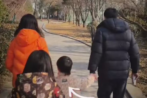 　　据三亚市综合行政执法局公众号2024年4月21日消息：今年4月以来，三亚市综合行政执法局第一行政执法支队严厉打击药品经营违法行为。此次执法检查中，执法人员发现部分偏远地区小卖部、小超市经营者法律意识淡薄，存在未取得《药品经营许可证》经营风油精、创可贴等药品的行为。目前已对4家涉嫌未取得《药品经营许可证》经营风油精、创可贴等药品的小卖部立案调查。